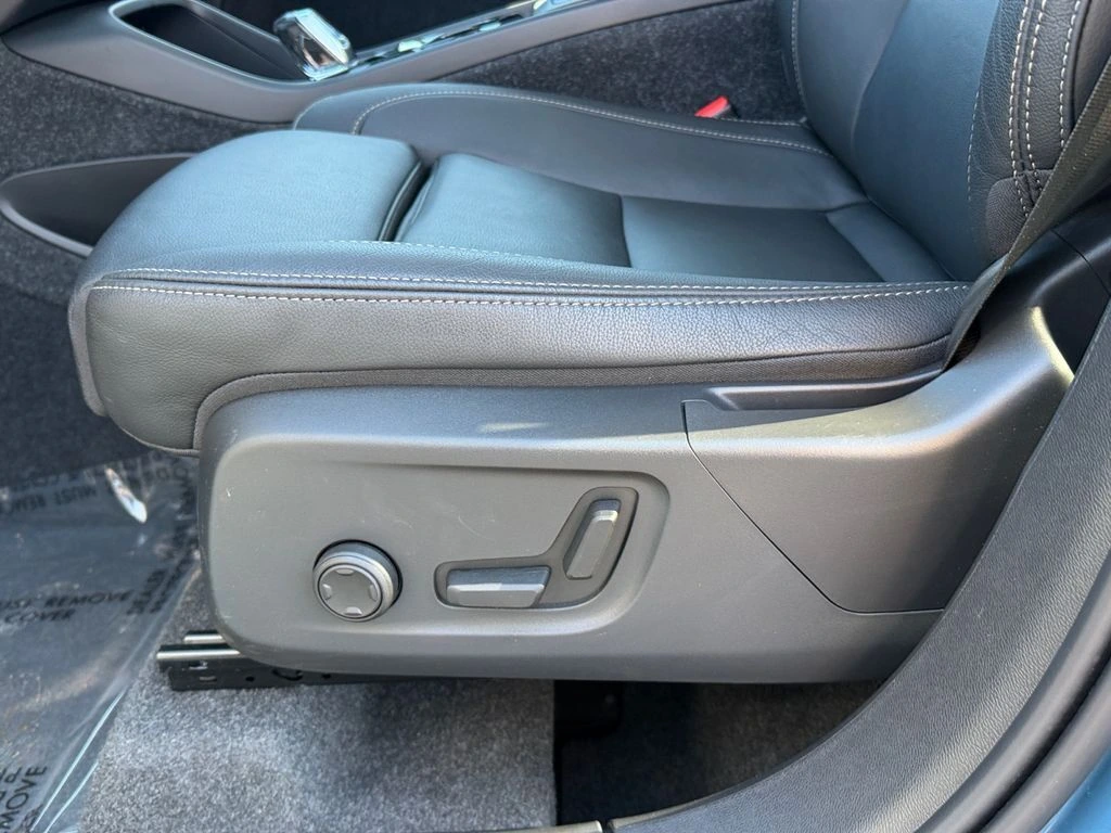 2025 Volvo - image 17