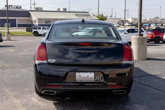2021 Chrysler 300 Touring L photo 3