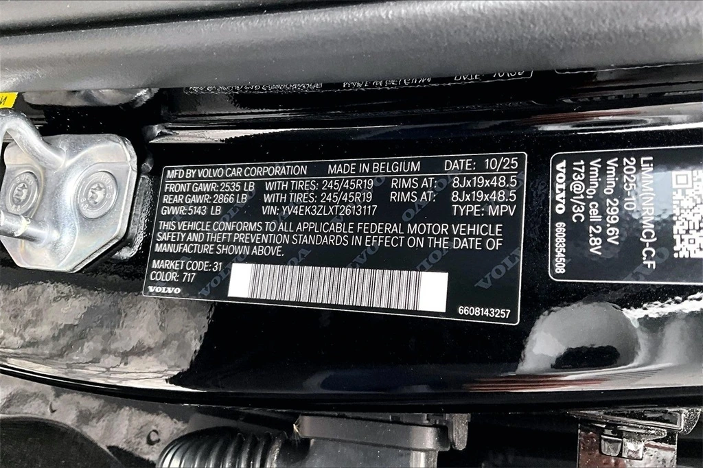 2026 Volvo - image 8