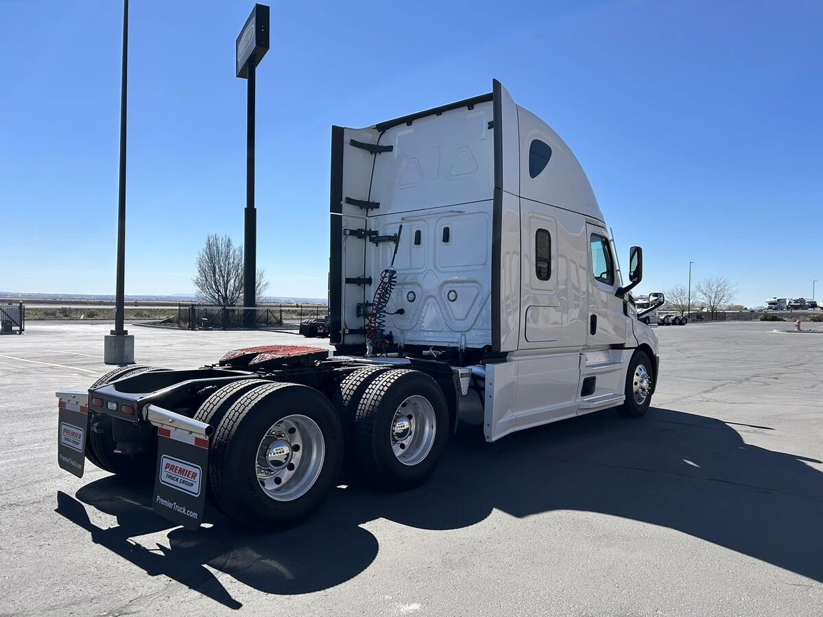 2022 Freightliner Cascadia - image 6
