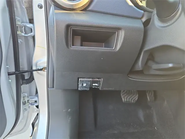2025 Nissan Versa 1.6 SV photo 17