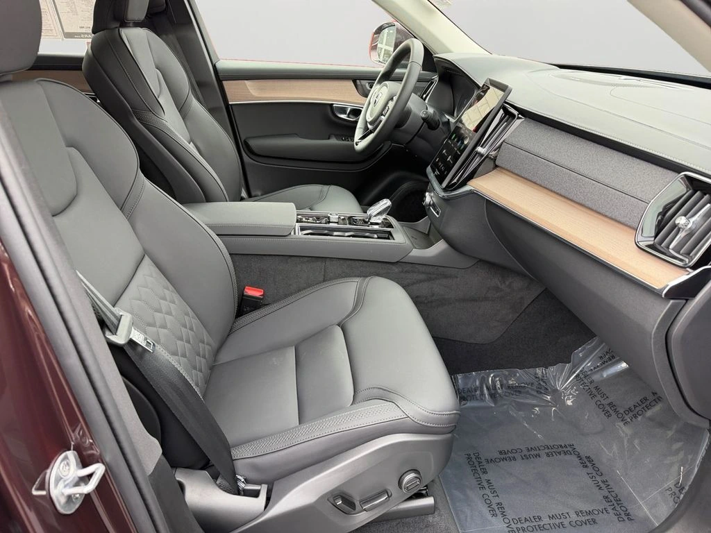 2025 Volvo - image 8