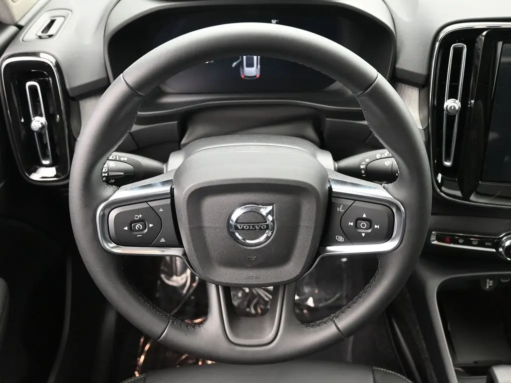 2025 Volvo - image 17