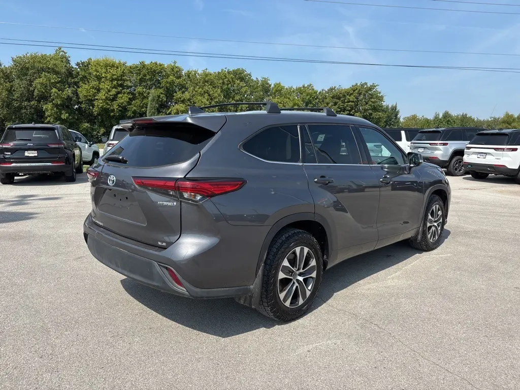 2022 Toyota Highlander Hybrid XLE photo 3
