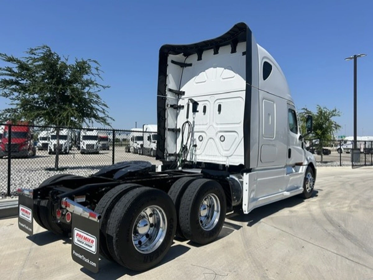 2025 Freightliner Cascadia — photo 8