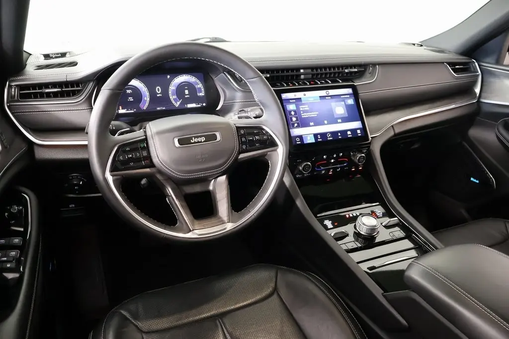 2024 Jeep Grand Cherokee Overland photo 2