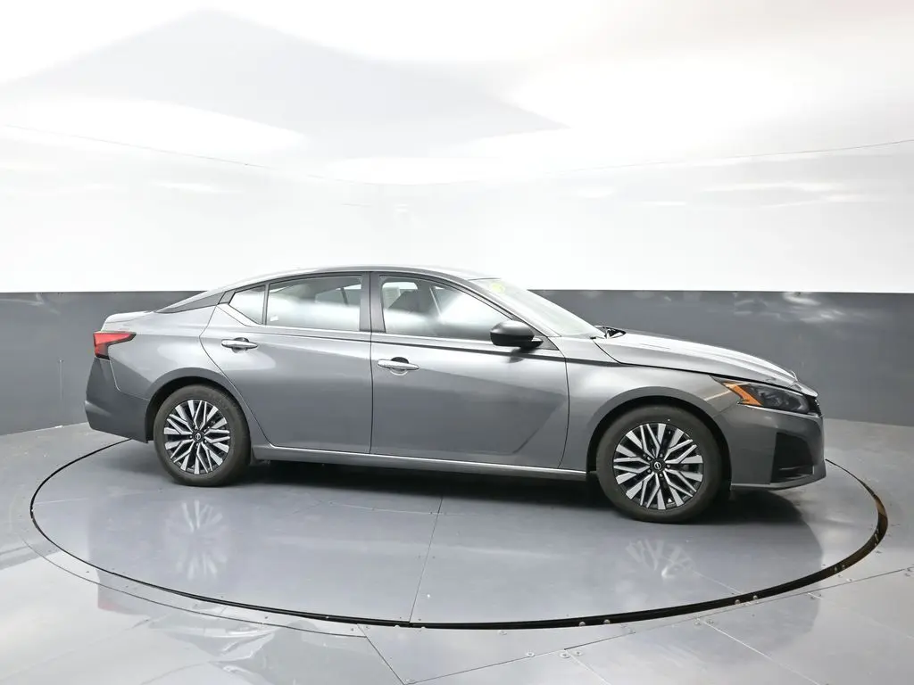 2024 Nissan Altima 2.5 SV photo 2