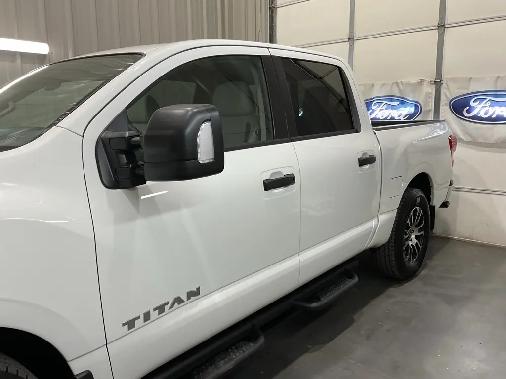 2024 Nissan Titan SV photo 3
