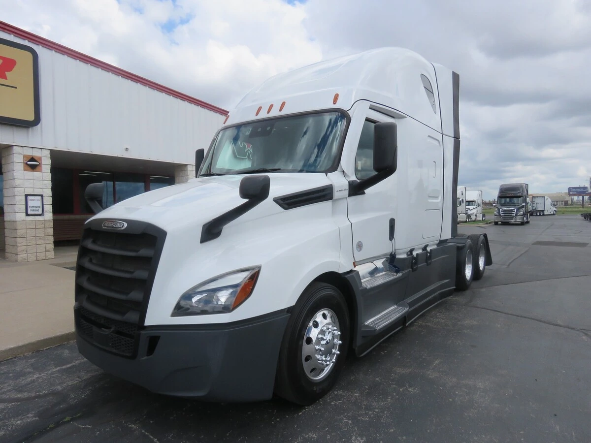 2023 Freightliner Cascadia - image 1