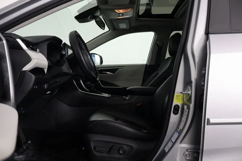 2021 Toyota RAV4 XLE Premium photo 9