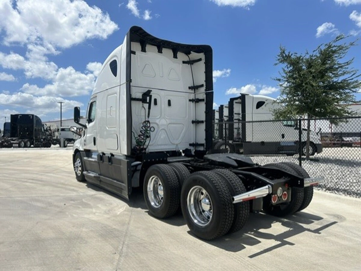 2025 Freightliner Cascadia — photo 3