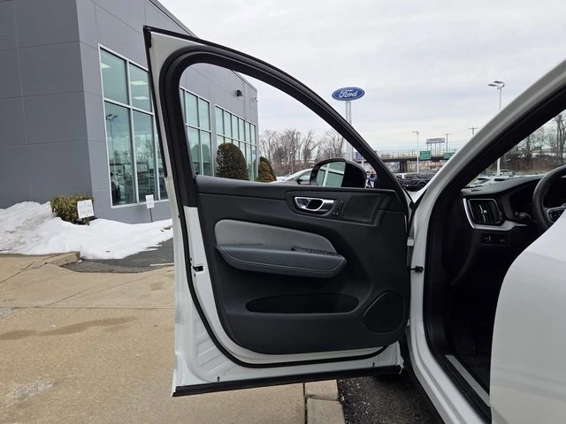 2022 Volvo - image 10