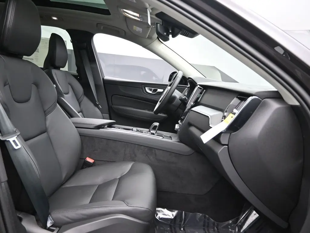 2025 Volvo - image 28