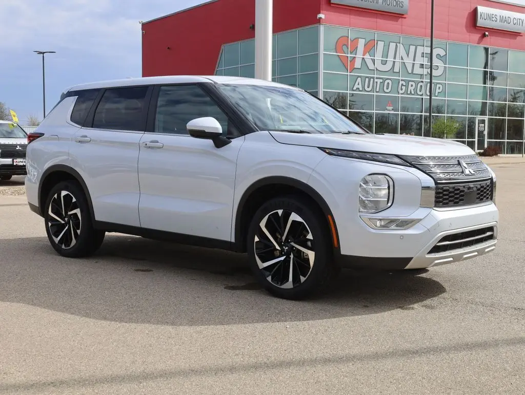 Used 2023 Mitsubishi Outlander SE with VIN JA4J3UA87PZ032399 for sale in Madison, WI