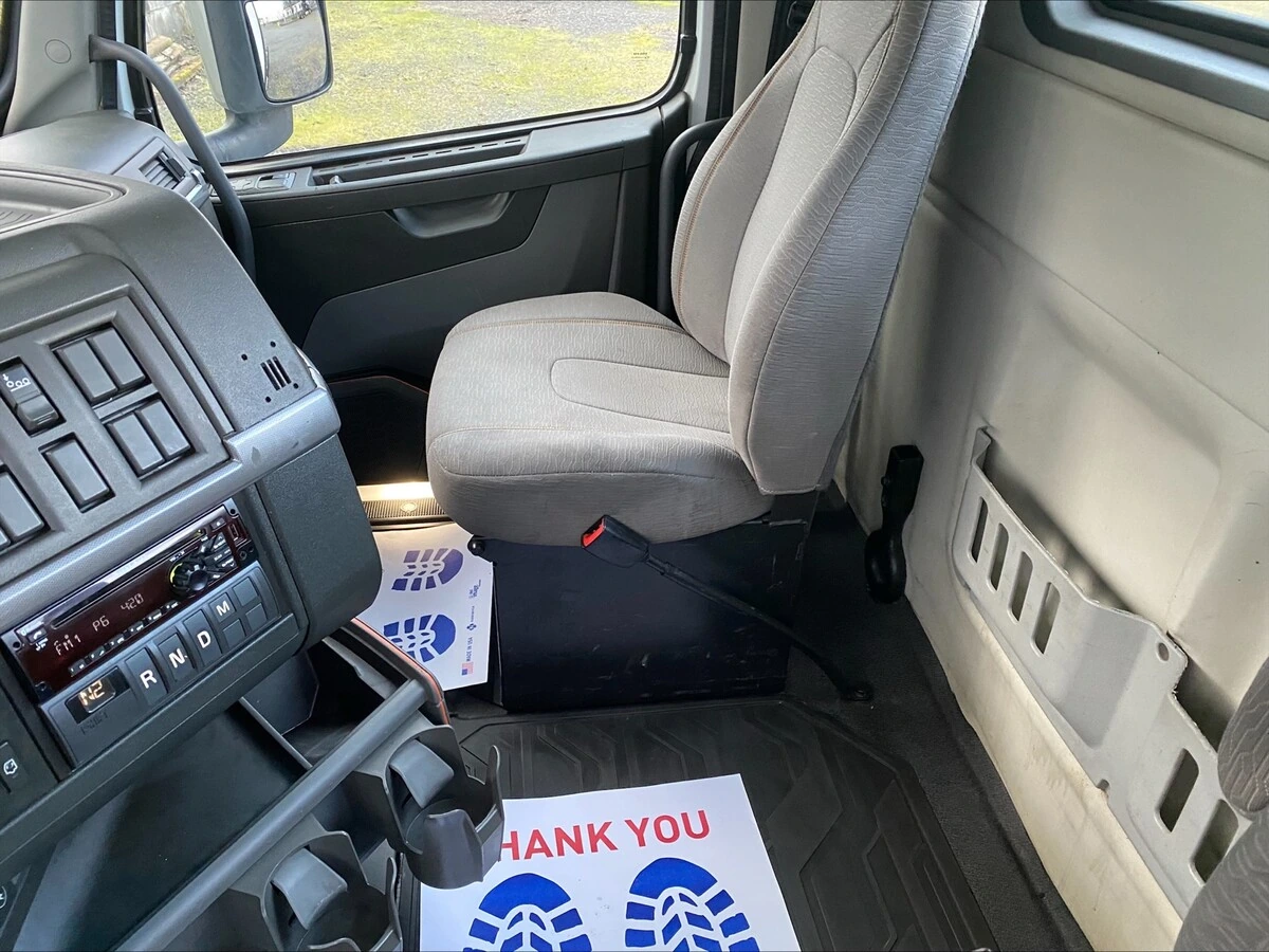 2018 Volvo VNL 860 - image 6