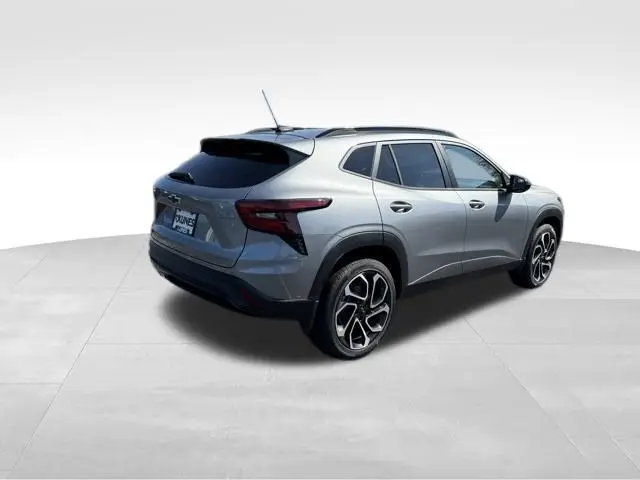 2025 Chevrolet Trax RS photo 2