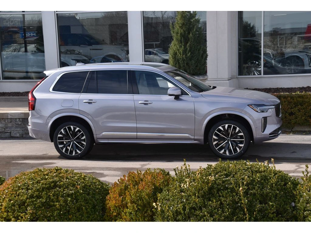 2026 Volvo - image 3