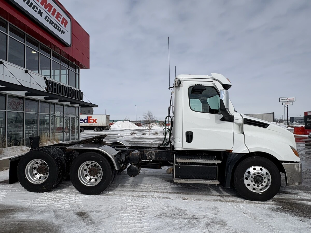 2021 Freightliner Cascadia - image 4