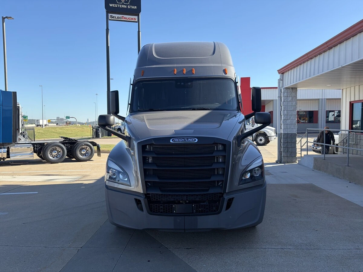 2022 Freightliner Cascadia — photo 2