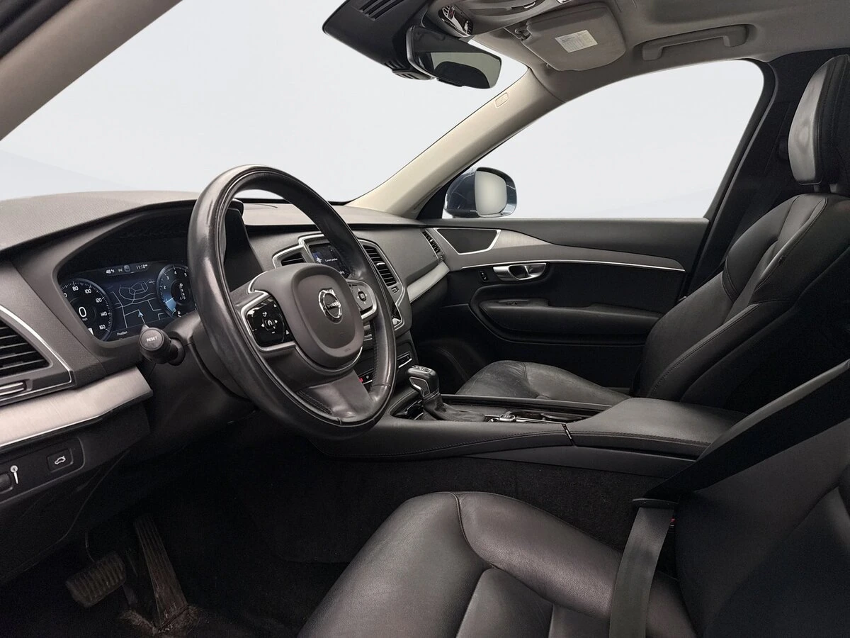 2022 Volvo - image 8