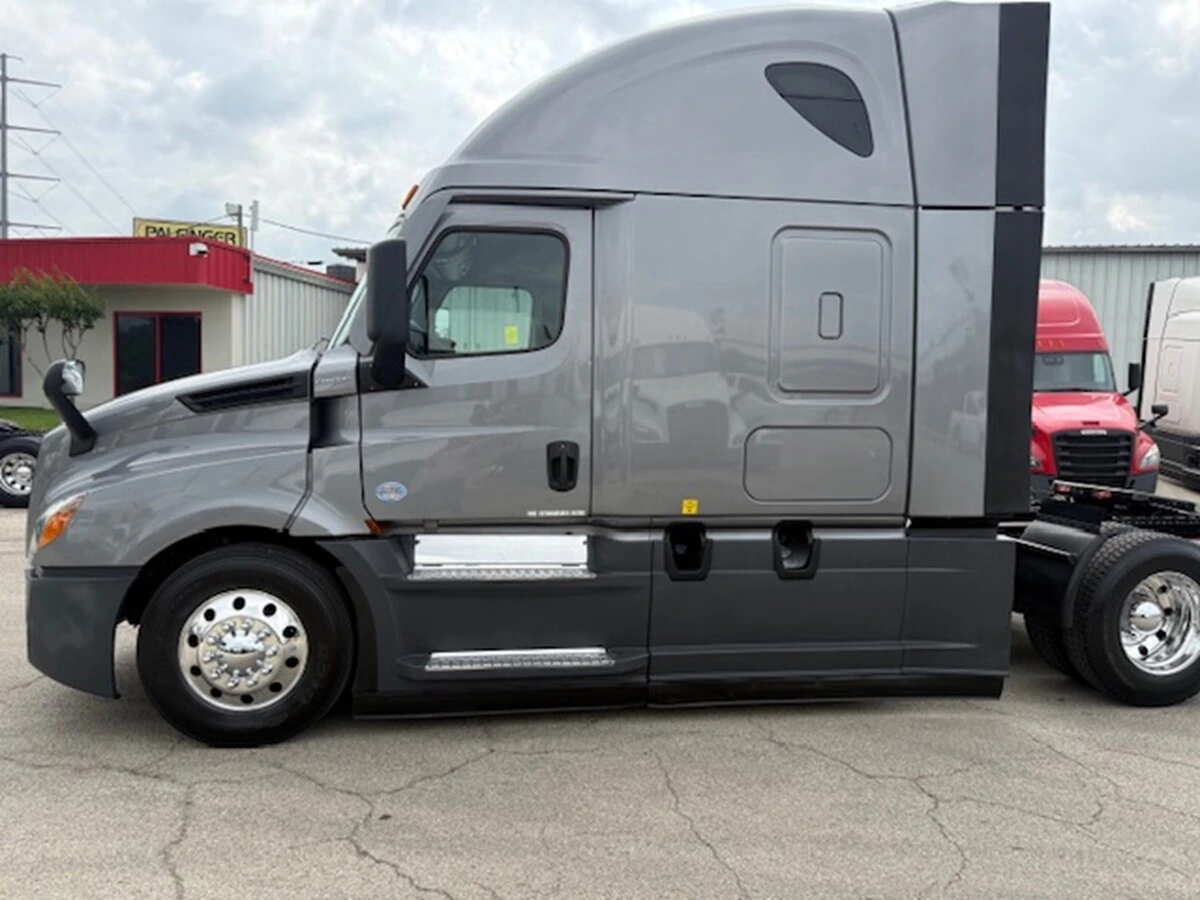 2022 Freightliner Cascadia — photo 6
