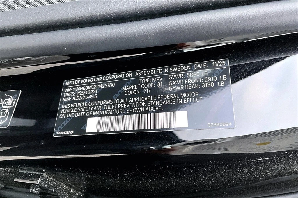 2026 Volvo - image 8