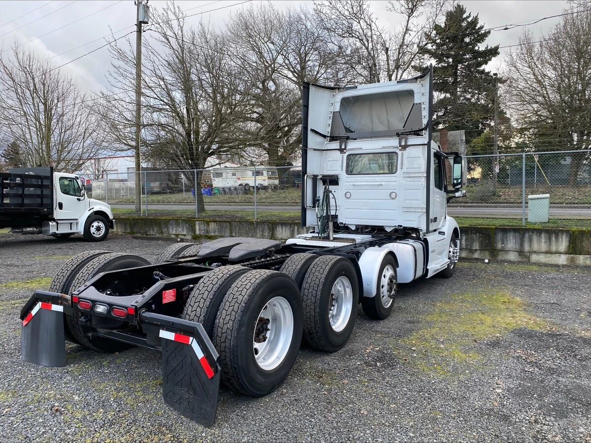 2018 Volvo VNL 860 - image 4