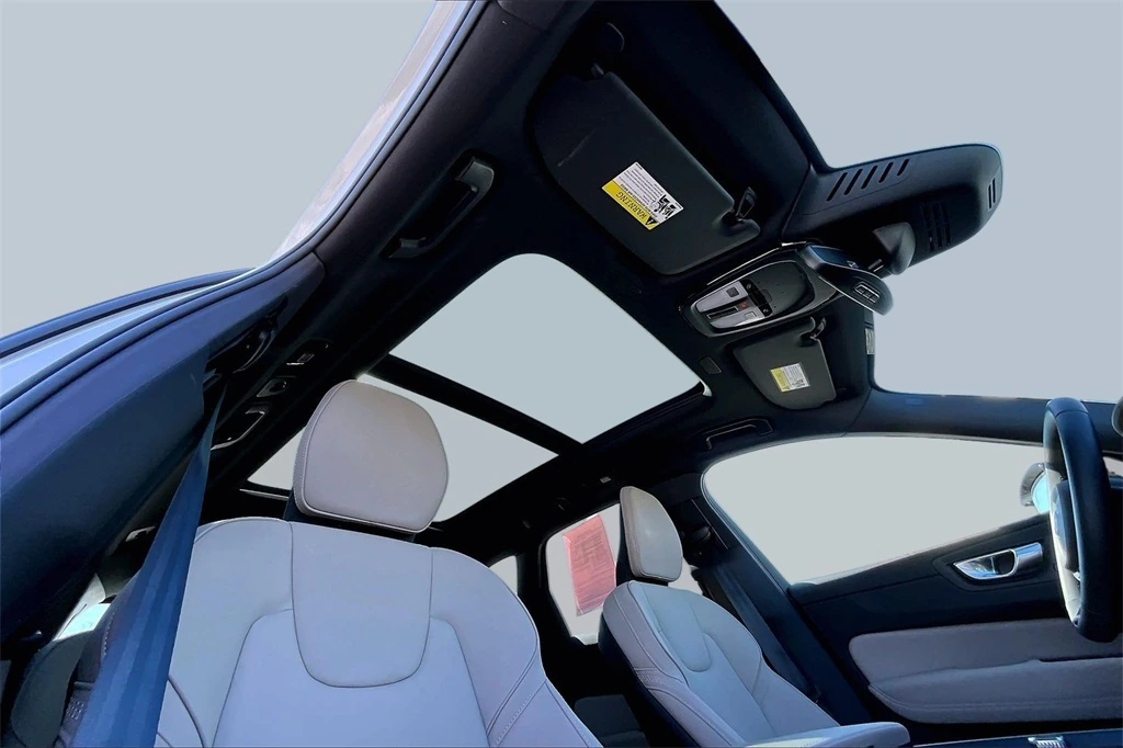 2026 Volvo - image 27