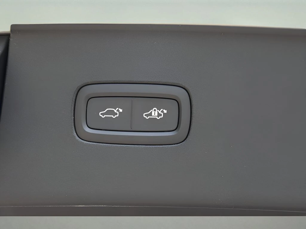 2025 Volvo - image 24