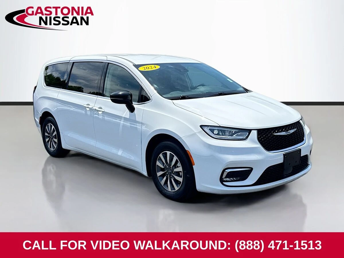 2024 Chrysler Pacifica Hybrid Select PHEV's photo