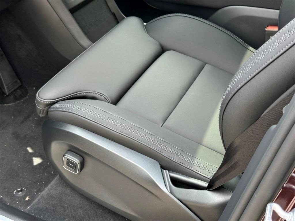 2025 Volvo - image 20