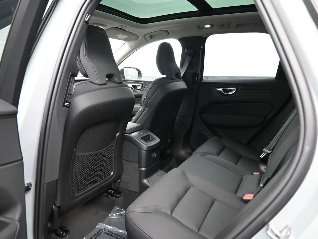 2026 Volvo - image 24