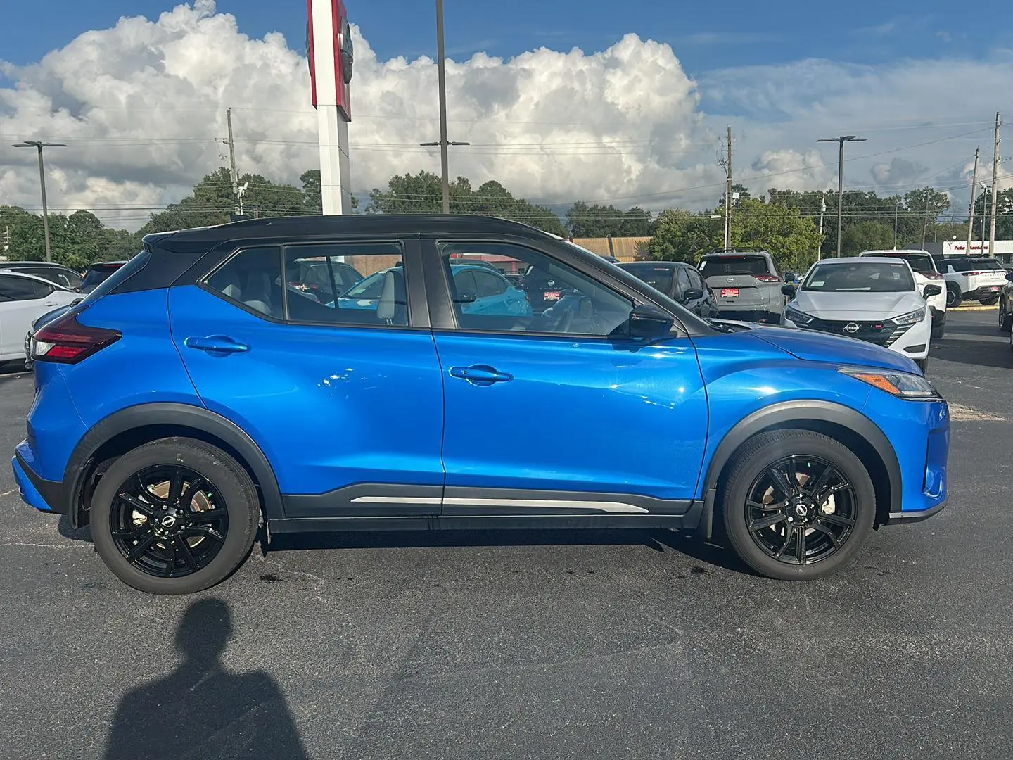 2023 Nissan Kicks SR photo 5
