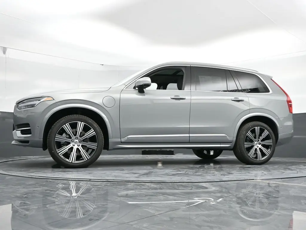 2025 Volvo - image 46