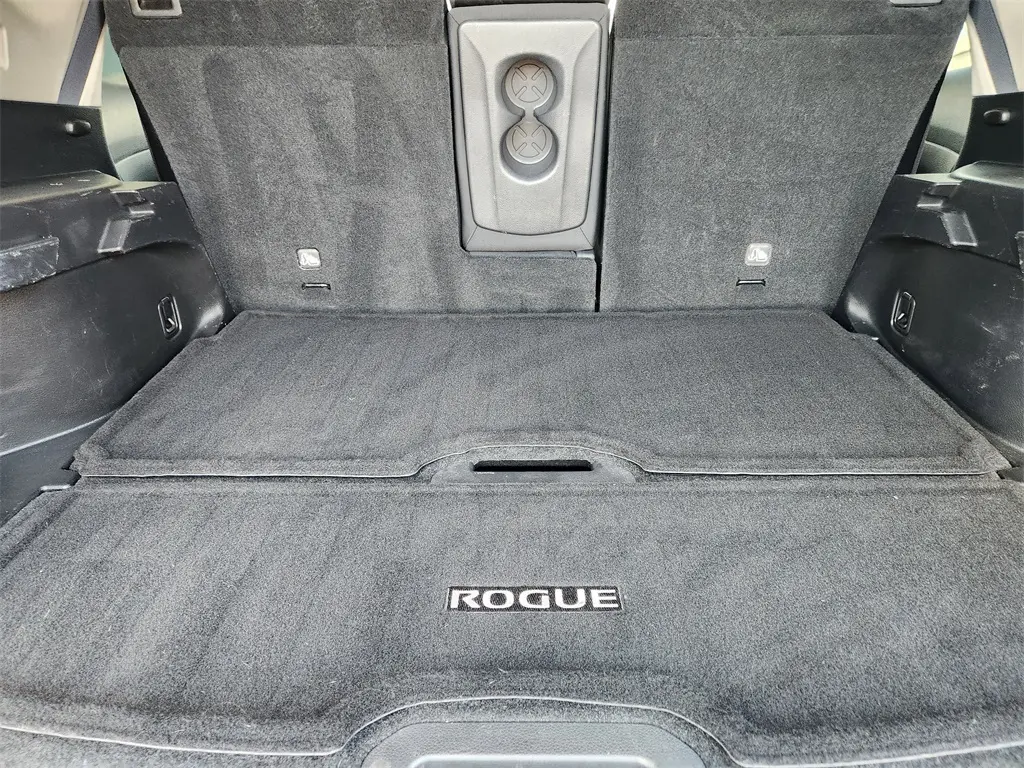 2019 Nissan Rogue SV photo 18