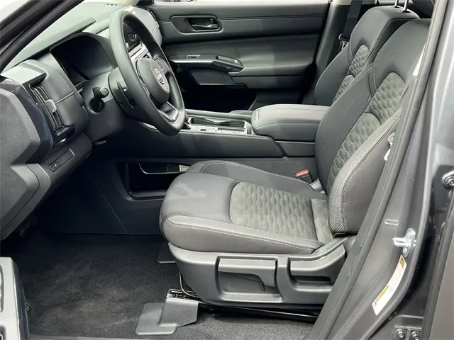 2025 Nissan Pathfinder S photo 18