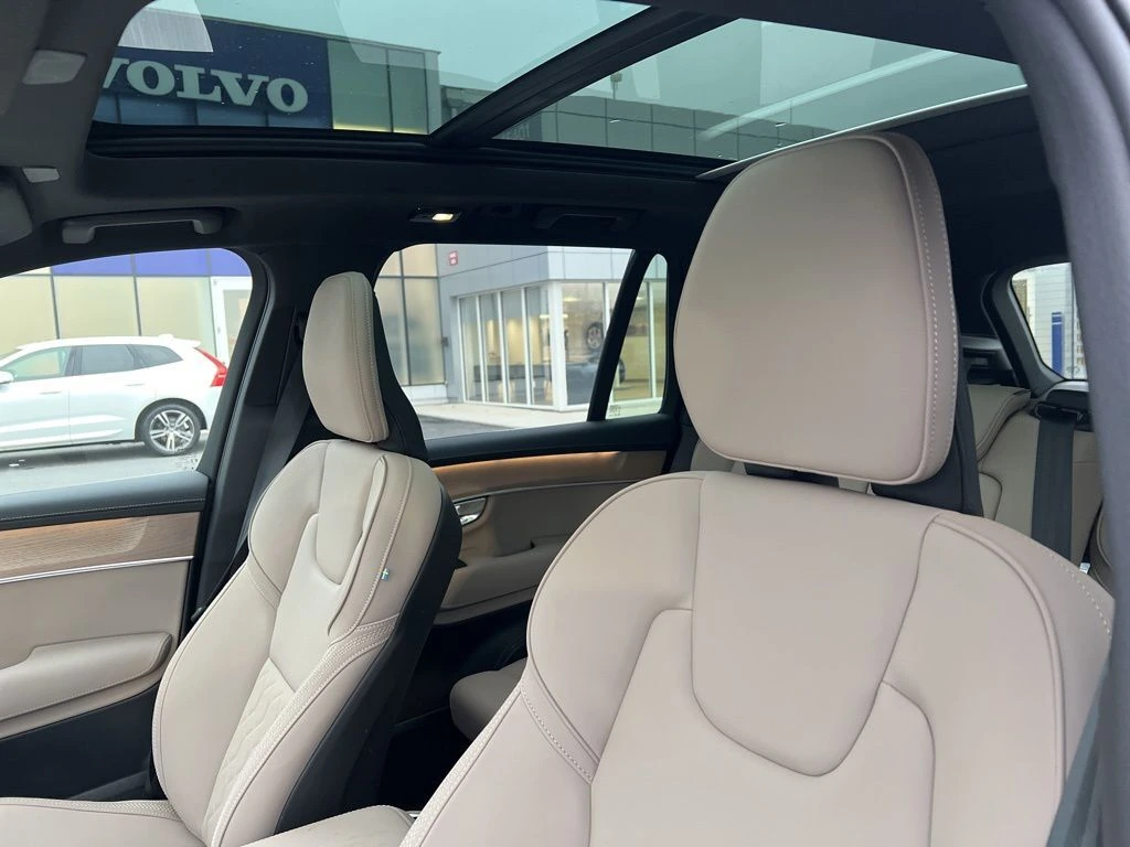 2026 Volvo - image 7