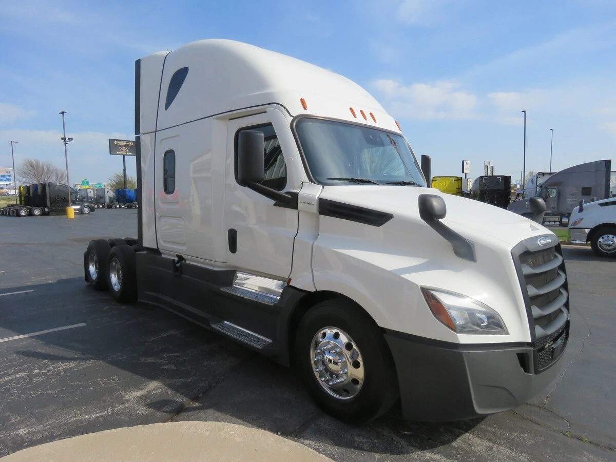 2023 Freightliner Cascadia - image 9