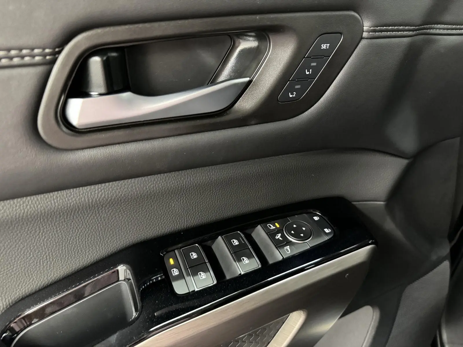 2025 Nissan Pathfinder Platinum photo 17