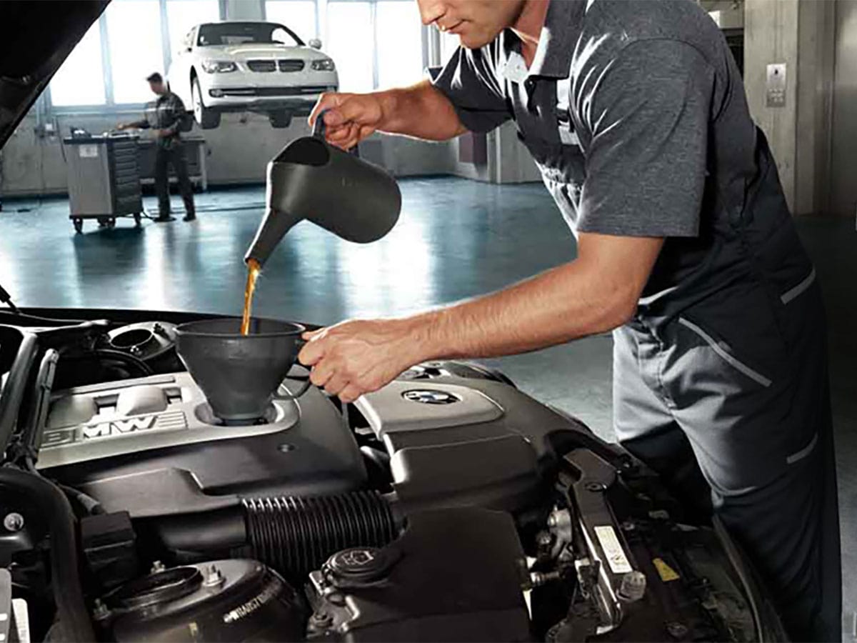 How does BMW Oil Change system work