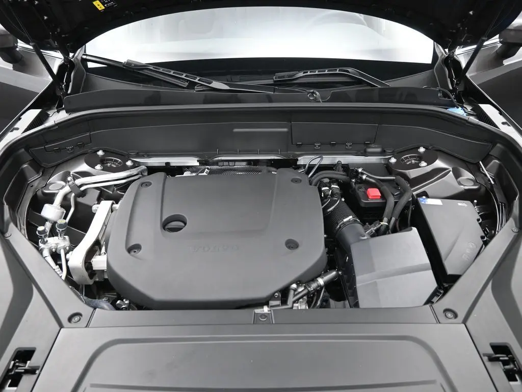 2025 Volvo - image 31