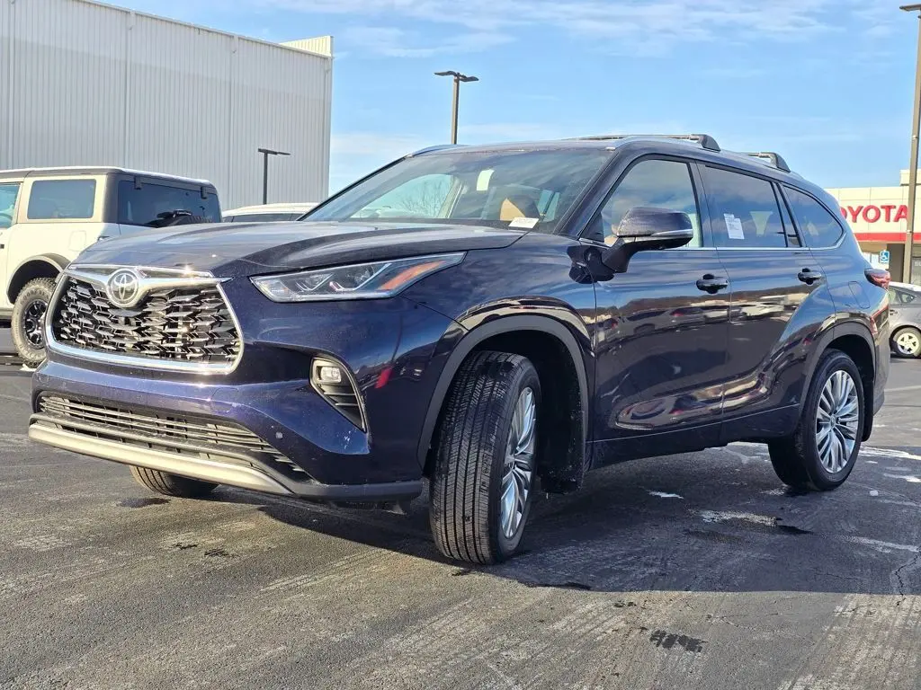 2026 Toyota Highlander Platinum photo 3