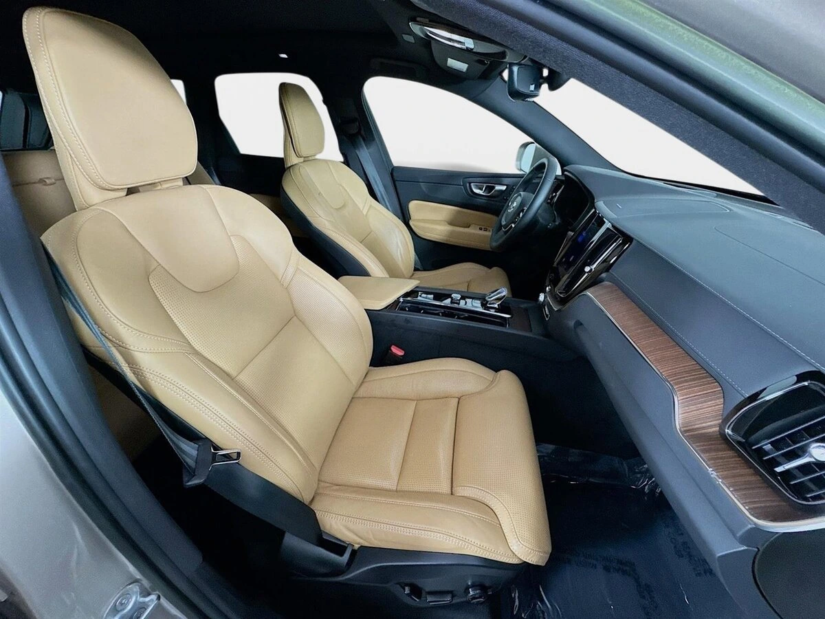 2023 Volvo - image 30