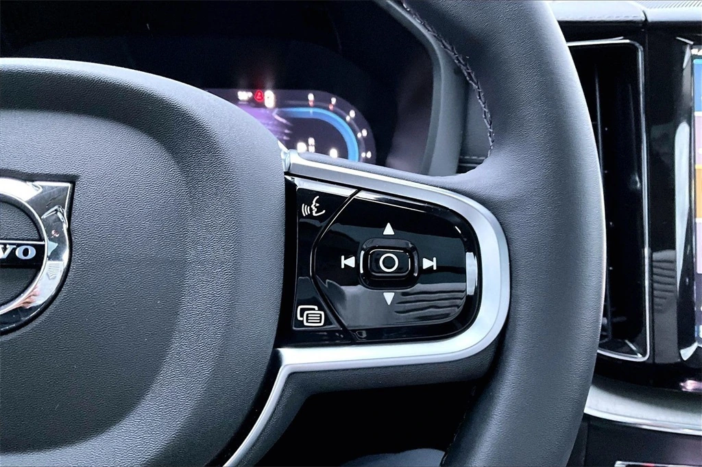 2025 Volvo - image 12
