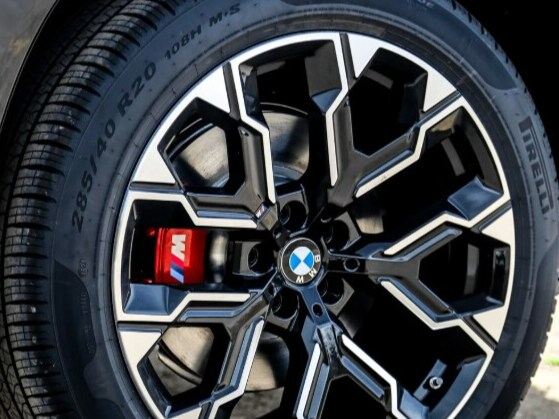 19-inch Midnight Grey Bi-color Wheels add sporty style to your X3 with their dark center and high gloss finish.