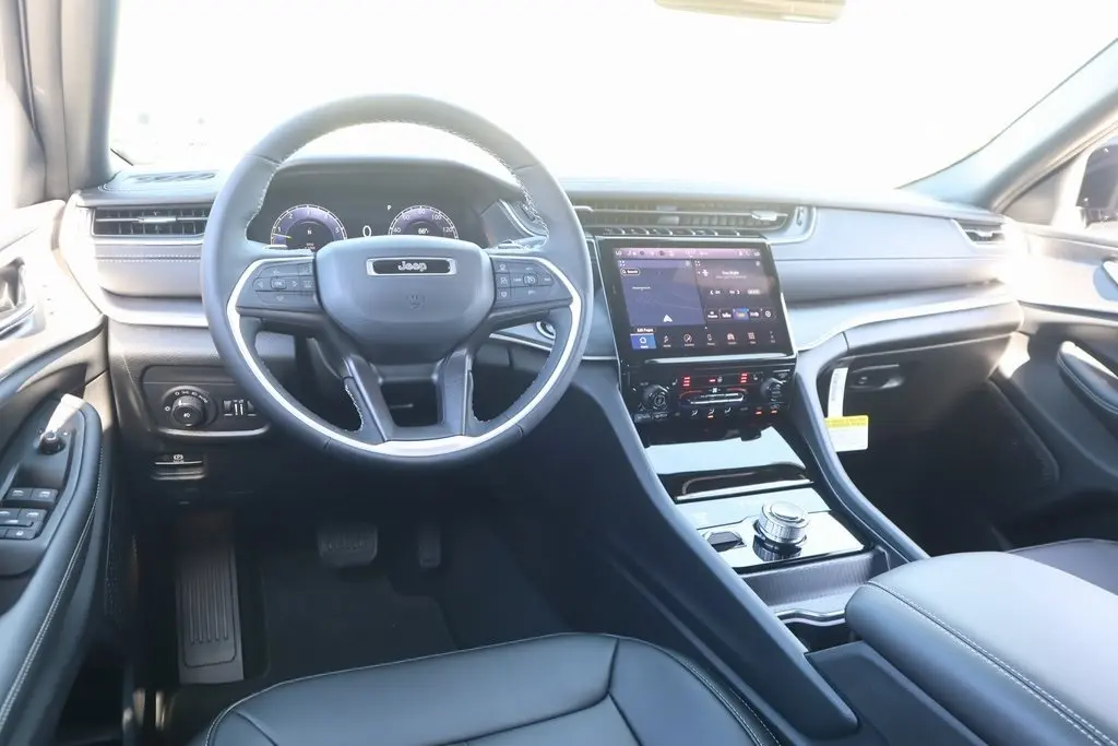 2025 Jeep Grand Cherokee Limited photo 2