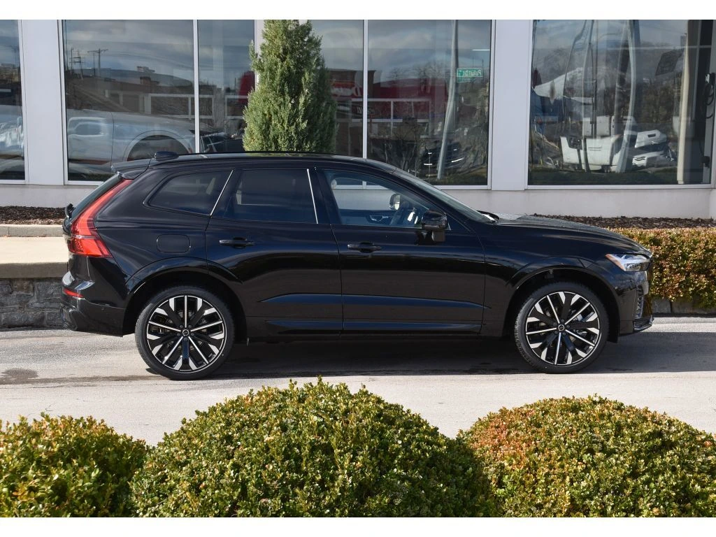 2026 Volvo - image 3