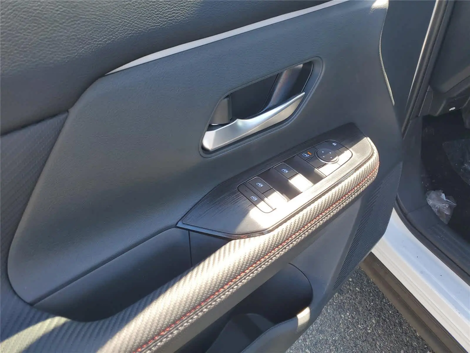 2025 Nissan Kicks SR photo 7
