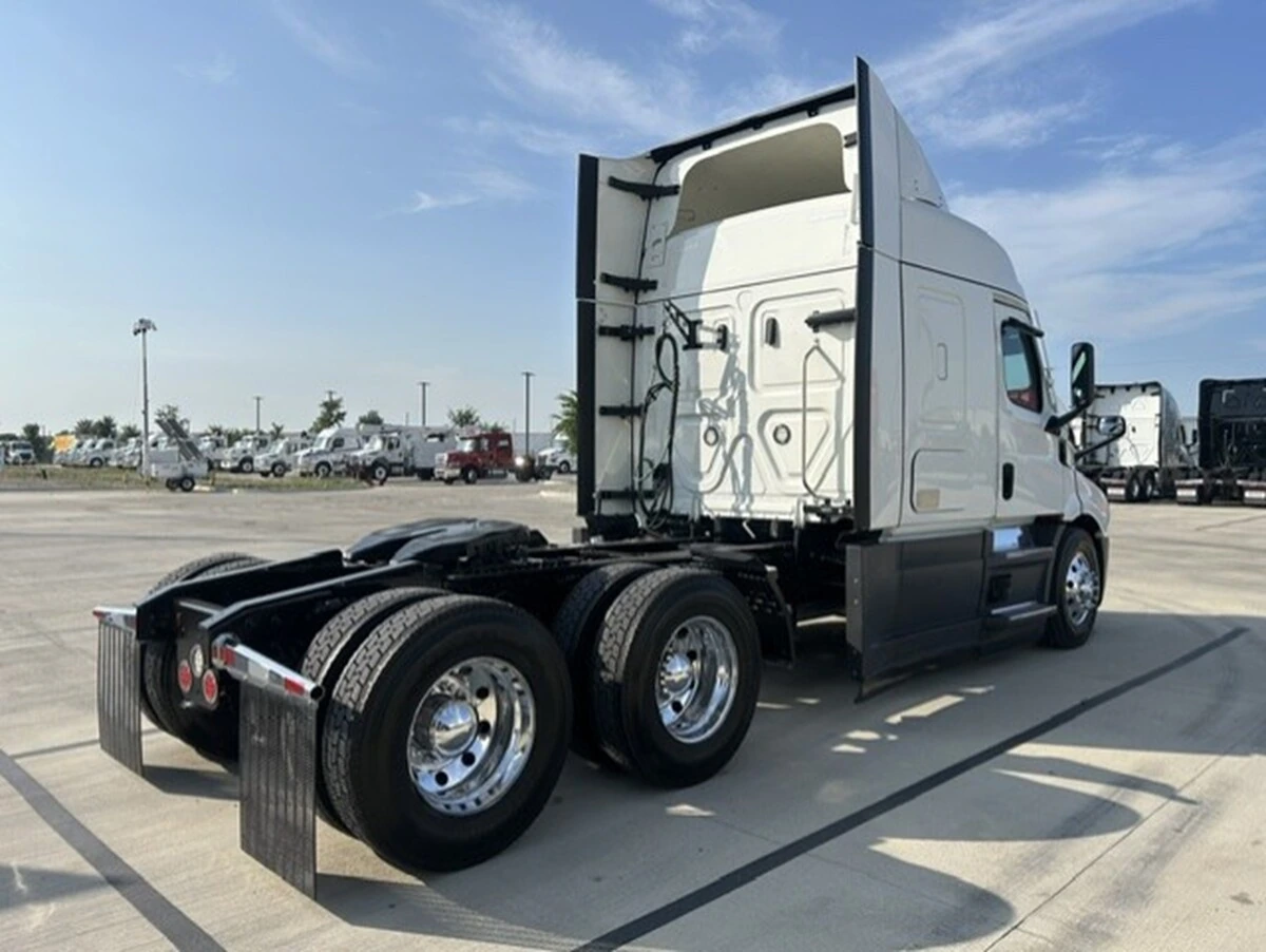 2022 Freightliner Cascadia — photo 8
