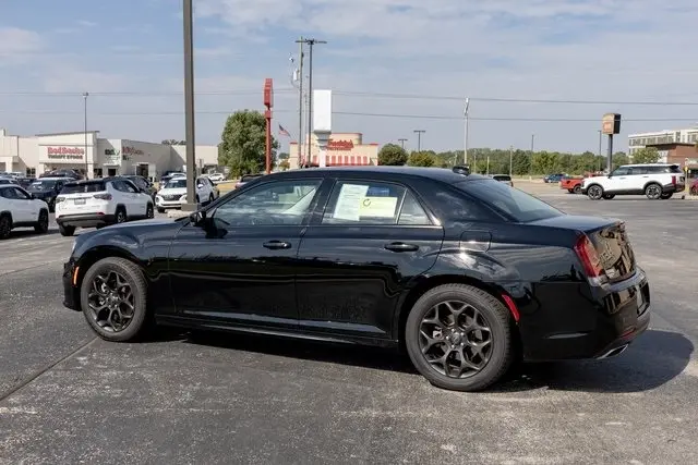 2021 Chrysler 300 Touring L photo 2